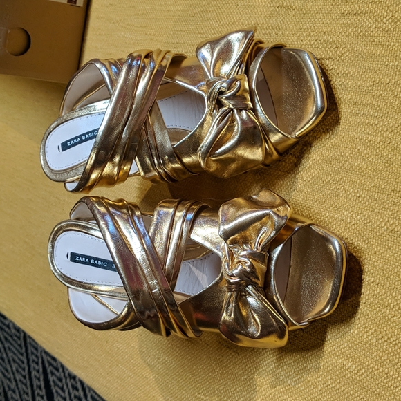 Zara Gold Metallic Old Hollywood Heels! - Picture 2 of 9